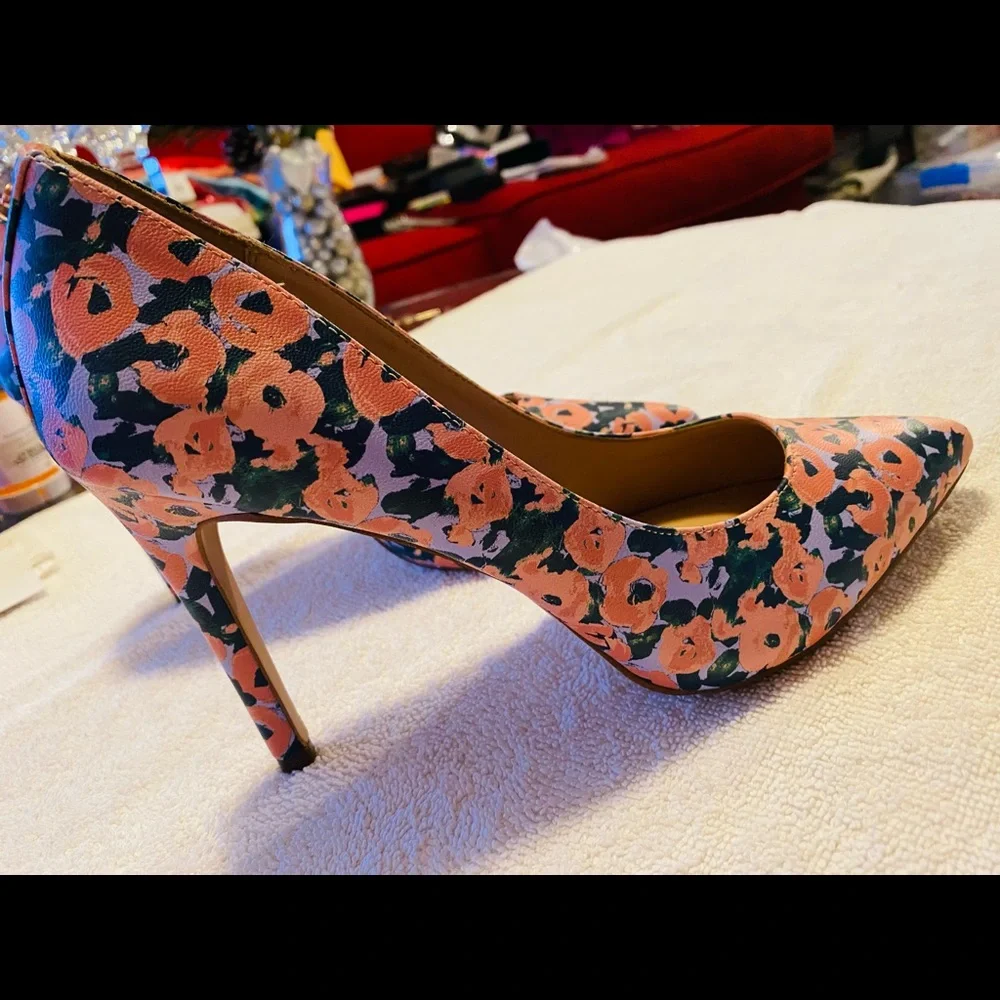 Almost Brand New Heels By BCBG  - Size 10 B - Heel Height 4 Inches - box 82 - Picture 4 of 9